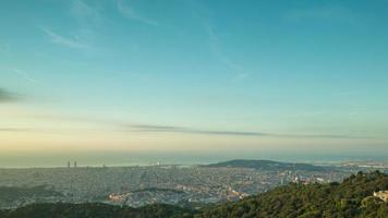 Timelapse av de barcelona stad horisont från en hög vantage punkt video
