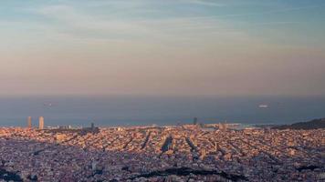 Timelapse av de barcelona stad horisont från en hög vantage punkt video