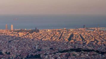 lapso de tiempo de el Barcelona ciudad horizonte desde un alto ventaja punto video