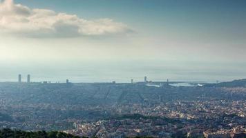 lapso de tiempo de el Barcelona ciudad horizonte desde un alto ventaja punto video