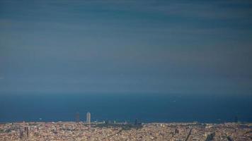 Zeitraffer von das Barcelona Stadt Horizont von ein hoch Vorteil Punkt video