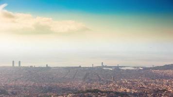 lapso de tiempo de el Barcelona ciudad horizonte desde un alto ventaja punto video