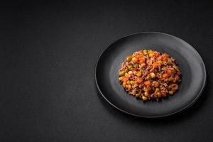 delicioso vegetariano ensalada con Enlatado atún y mexicano vegetal mezcla foto