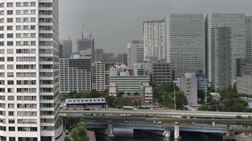 Zeitraffer von das Tokyo Horizont und Wasser Vorderseite video