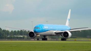 Amsterdam, die niederlande 24. juli 2017 - klm royal dutch airlines boeing 777 ph bvc beschleunigen vor dem abflug auf der landebahn 36l polderbaan. flughafen shiphol, amsterdam, holland video