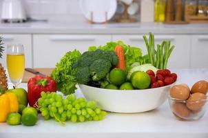 Fresco verduras, frutas y huevos en blanco mesa en hogar moderno cocina  22464885 Foto de stock en Vecteezy