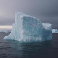 un enorme transparente bloquear de hielo soportes alrededor el parte superior de el iceberg y el viento golpes frío, generar ai foto