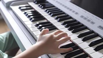 gratis foto pequeño niña aprende a jugar el piano con en línea distancia aprendizaje música, generar ai