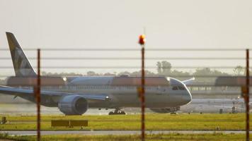 Düsseldorf, Deutschland Juli 24, 2017 - - Etihad boeing 787 Traumliner a6 blj rollen nach Landung beim Sonnenaufgang. Düsseldorf Flughafen video