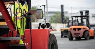 ingeniero hombre trabajador en protector la seguridad mono uniforme con amarillo casco de seguridad y utilizar ordenador portátil cheque envase a carga Envío depósito. transporte importación y exportación logístico industrial servic foto