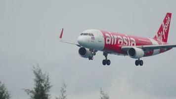 phuket, thailand 1 december 2016 - airasia airbus 320 hs bbi nadert voor de landing op de luchthaven van phuket. video