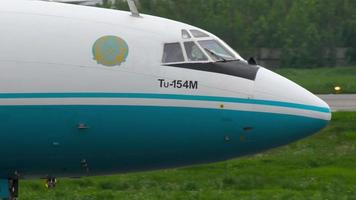 almaty, kazakstan 4 maj 2019 - kazakstan kaz air trans tupolev 154 up t5401 taxining före avgång, almaty internationella flygplats, kazakstan video