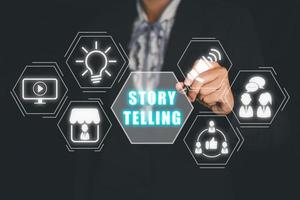historia narración concepto, negocio persona mano conmovedor historia narración icono en virtual pantalla. foto