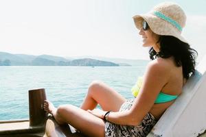 mujer turista en fiesta disfrutando barco excursión laico en cubierta sonrisa con persa Golfo mar antecedentes. foto