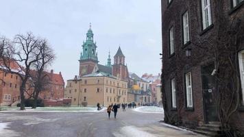 wawel Koninklijk kasteel en kathedraal, vistula rivier, park, promenade en wandelen mensen in winter. Polen video