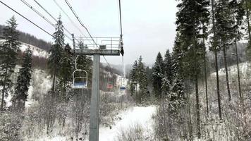se från de stol till de stol hiss på en åka skidor tillflykt i vinter- video