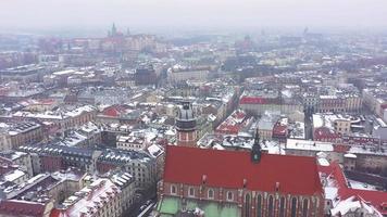 aéreo ver de wawel real castillo y catedral, vistula río, parque, paseo y caminando personas en invierno. Polonia video