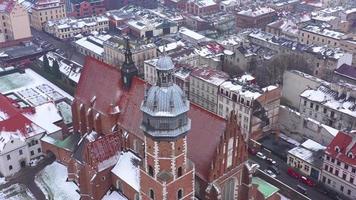 antenn se av wawel kunglig slott och katedral, vistula flod, parkera, promenad och gående människor i vinter. polen video