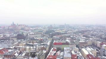 antenn se av wawel kunglig slott och katedral, vistula flod, parkera, promenad och gående människor i vinter. polen video