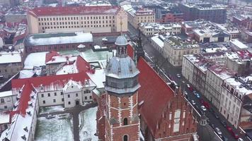 aéreo Visão do wawel real castelo e catedral, vistula rio, parque, passeio e caminhando pessoas dentro inverno. Polônia video