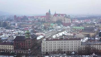 antenn se av wawel kunglig slott och katedral, vistula flod, parkera, promenad och gående människor i vinter. polen video