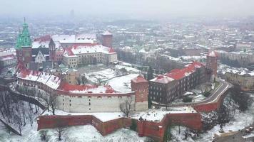 aéreo Visão do wawel real castelo e catedral, vistula rio, parque, passeio e caminhando pessoas dentro inverno. Polônia video