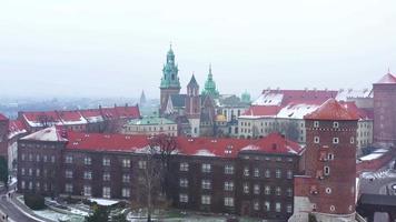 antenne visie van wawel Koninklijk kasteel en kathedraal, vistula rivier, park, promenade en wandelen mensen in winter. Polen video