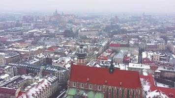 antenne visie van wawel Koninklijk kasteel en kathedraal, vistula rivier, park, promenade en wandelen mensen in winter. Polen video