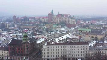 antenn se av wawel kunglig slott och katedral, vistula flod, parkera, promenad och gående människor i vinter. polen video