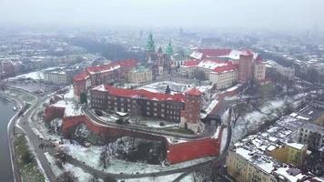 antenn se av wawel kunglig slott och katedral, vistula flod, parkera, promenad och gående människor i vinter. polen video