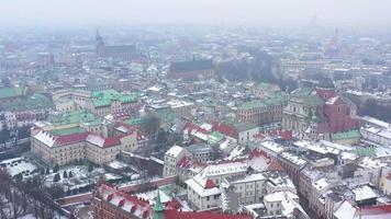 aéreo ver de wawel real castillo y catedral, vistula río, parque, paseo y caminando personas en invierno. Polonia video