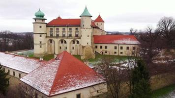 se från de höjd av de slott i nu wisnicz i vinter, polen video