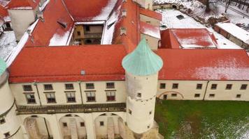 Visualizza a partire dal il altezza di il castello nel ora wisnicz nel inverno, Polonia video