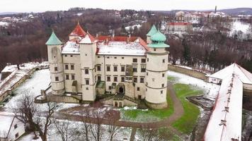 ver desde el altura de el castillo en ahora wisnicz en invierno, Polonia video