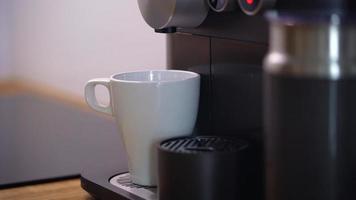 casa café máquina prepara uma copo do fresco café video