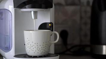 hogar café máquina prepara un taza de Fresco café video