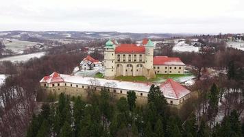 se från de höjd av de slott i nu wisnicz i vinter, polen video