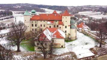 se från de höjd av de slott i nu wisnicz i vinter, polen video