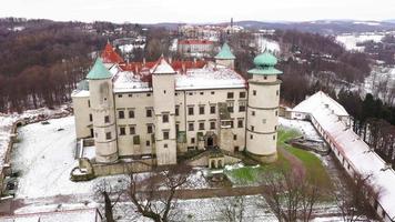 se från de höjd av de slott i nu wisnicz i vinter, polen video