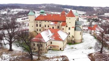 se från de höjd av de slott i nu wisnicz i vinter, polen video