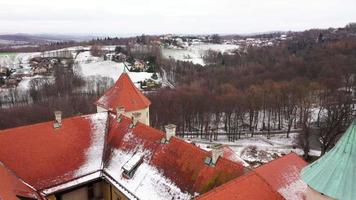 Visualizza a partire dal il altezza di il castello nel ora wisnicz nel inverno, Polonia video
