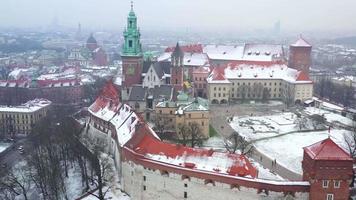 antenne visie van wawel Koninklijk kasteel en kathedraal, vistula rivier, park, promenade en wandelen mensen in winter. Polen video