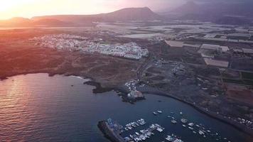 Visualizza a partire dal il altezza di il città di Santa Cruz de tenerife su il atlantico costa. tenerife, canarino isole, Spagna video