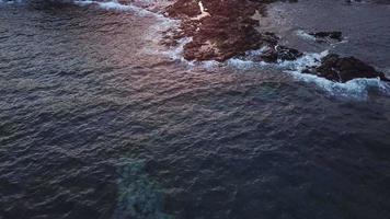 Visualizza a partire dal il altezza di il città di Santa Cruz de tenerife su il atlantico costa. tenerife, canarino isole, Spagna video
