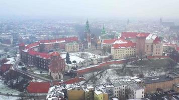 antenne visie van wawel Koninklijk kasteel en kathedraal, vistula rivier, park, promenade en wandelen mensen in winter. Polen video