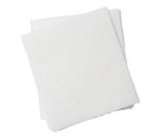 dos piezas dobladas de papel tisú blanco o servilleta apiladas ordenadamente preparadas para su uso en el baño o en el baño aisladas en fondo blanco con camino de recorte foto