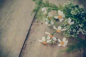 decoración con pequeño flores en madera foto