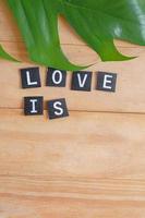 texto palabra amor es en madera mesa , amor concepto. foto