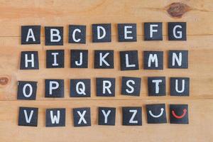 Inglés alfabeto letras en madera mesa. foto