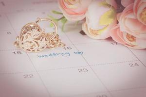 palabra Boda en calendario y oro pulsera con corazón foto